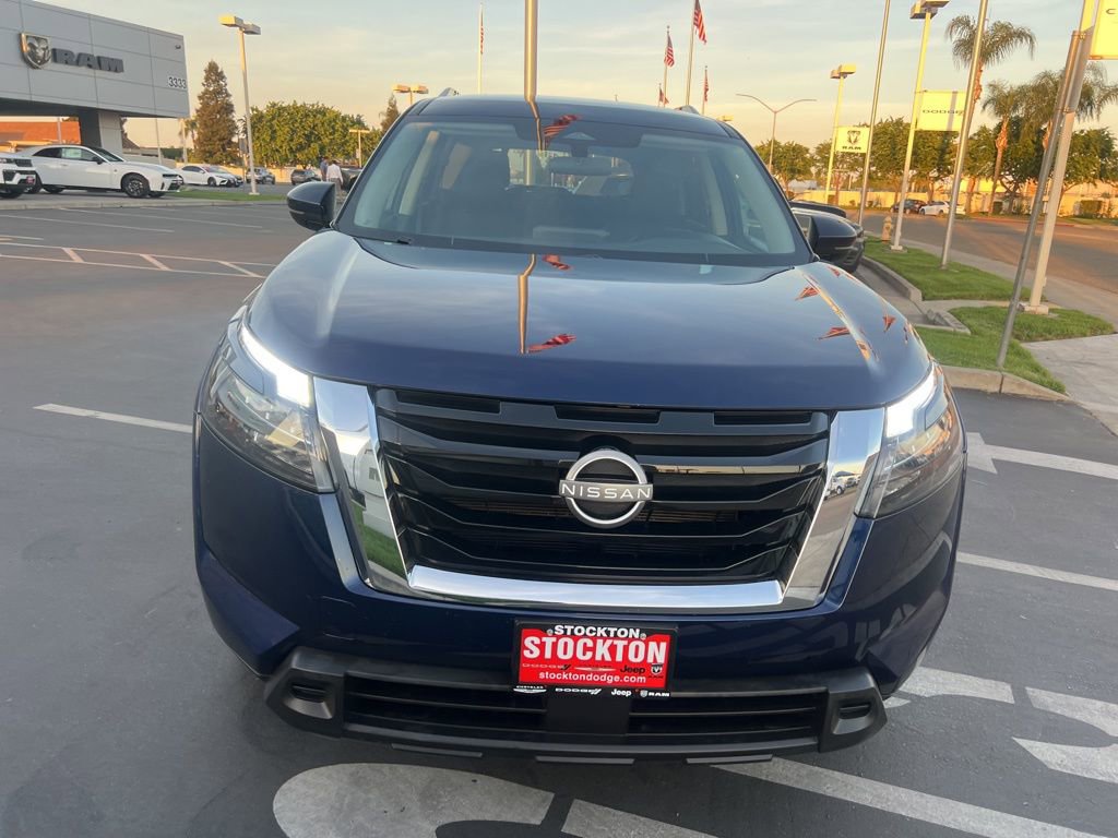 Used 2025 Nissan Pathfinder SV image 6