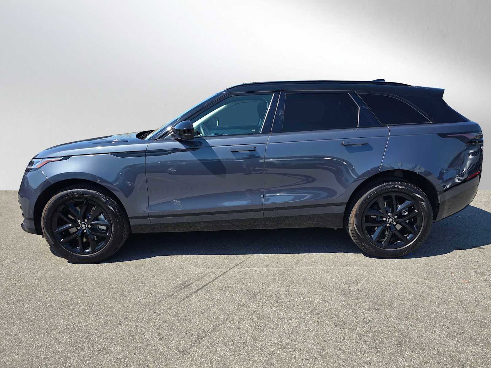 Certified 2025 Land Rover Range Rover Velar Dynamic SE image 2