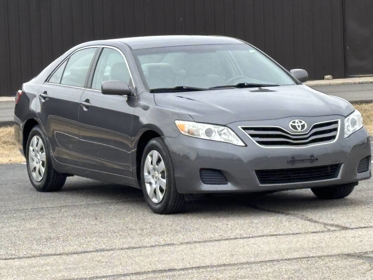 Used 2010 Toyota Camry LE image 4
