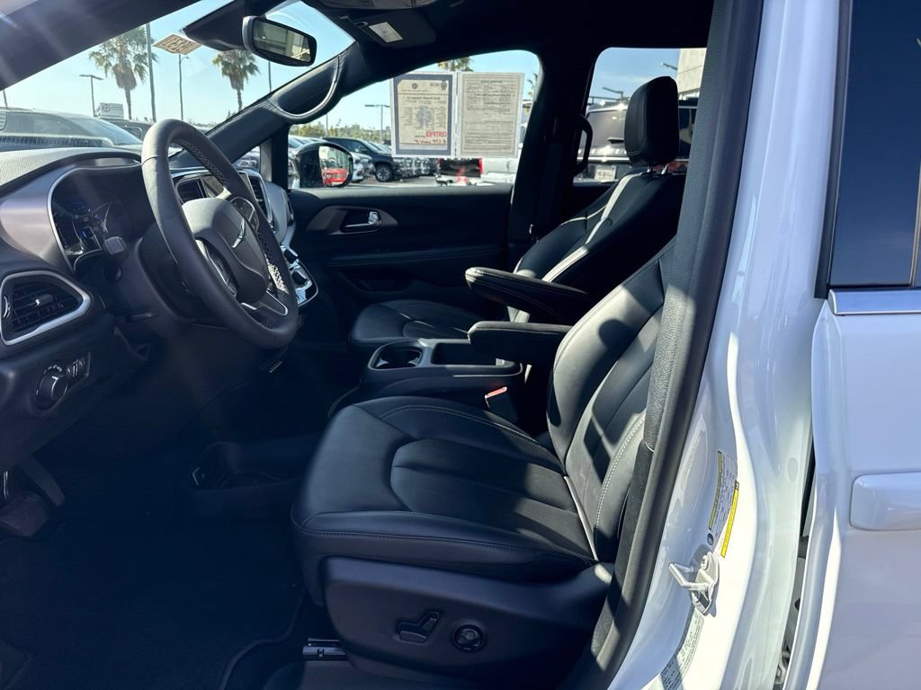 Used 2025 Chrysler Voyager LX FWD image 13