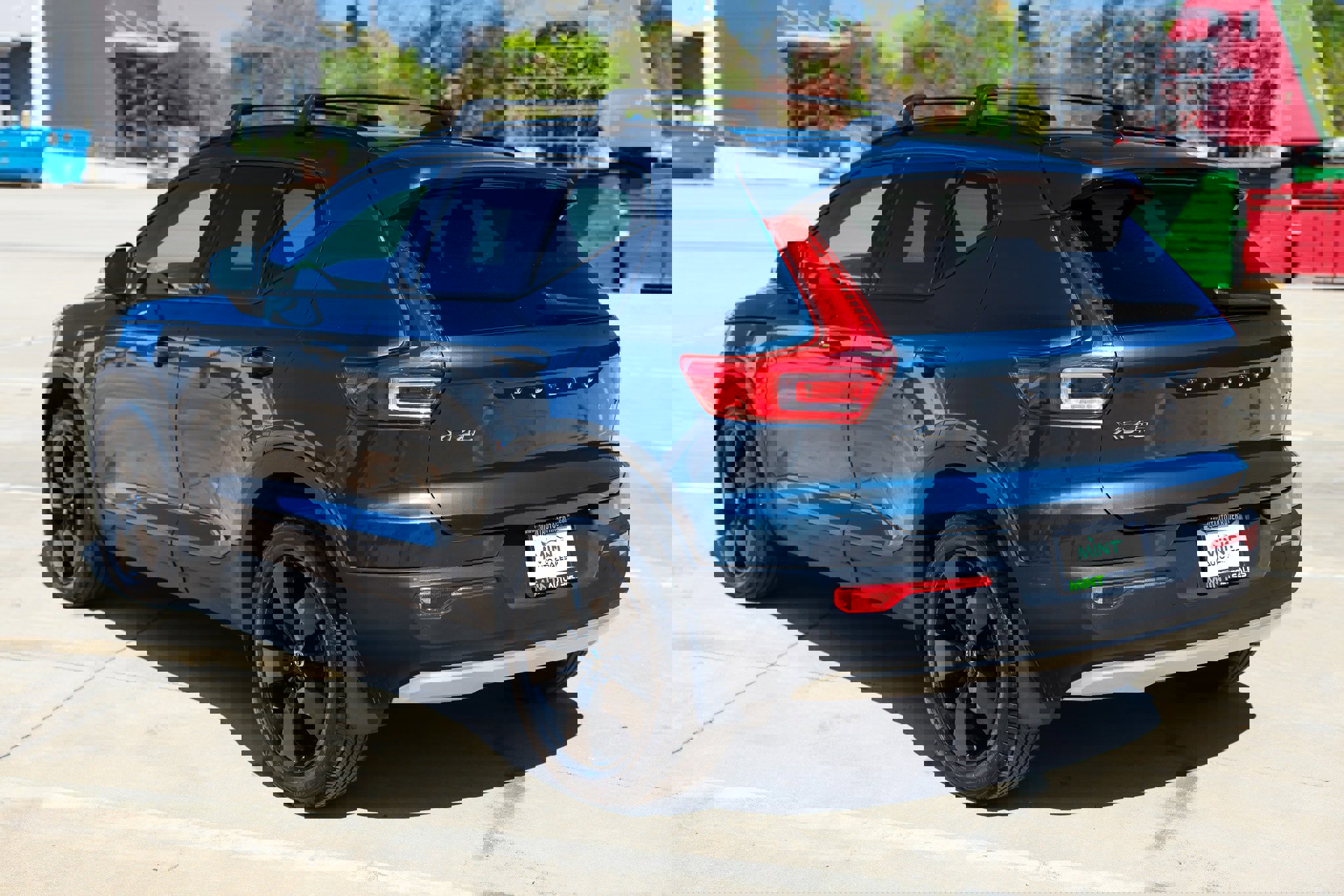 Used 2021 Volvo XC40 T4 Momentum w/ Protection Package Premier image 10