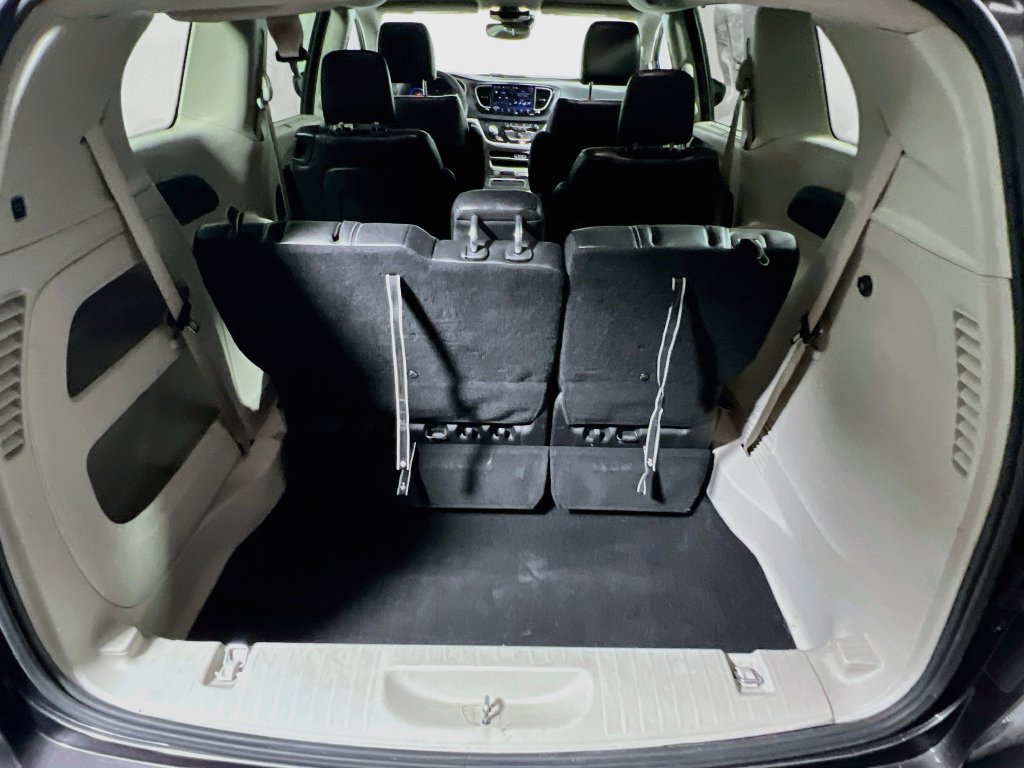 Used 2023 Chrysler Pacifica Touring-L FWD image 33