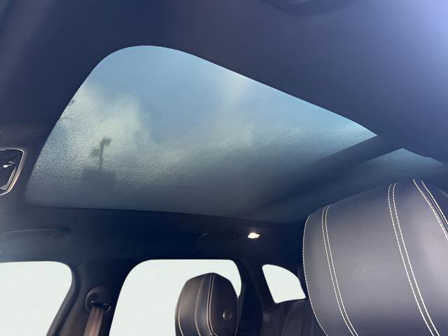 Used 2019 Land Rover Range Rover Velar R-Dynamic SE image 13