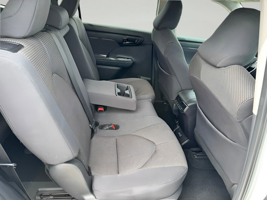 Used 2024 Toyota Highlander LE image 28