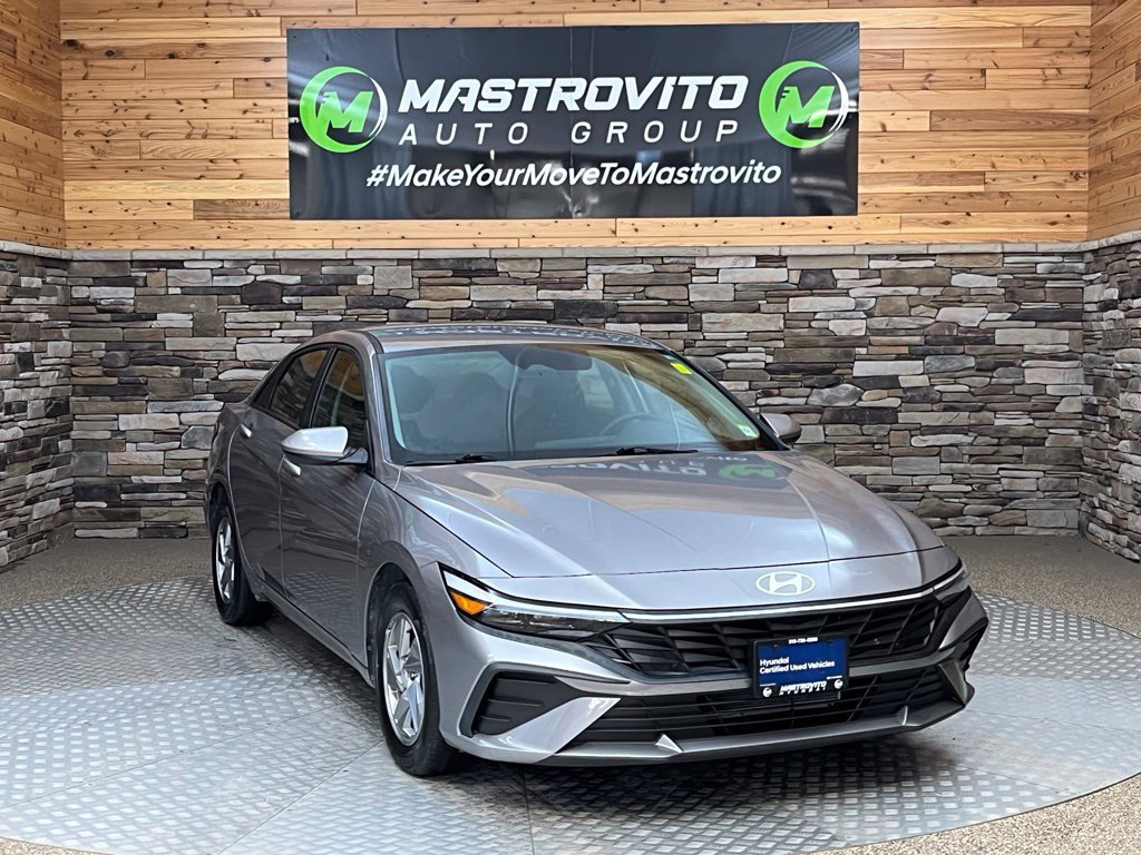 Certified 2024 Hyundai Elantra SE FWD image 3