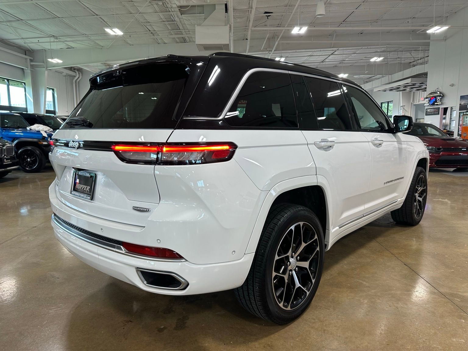 Used 2024 Jeep Grand Cherokee Summit AWD/4WD image 8