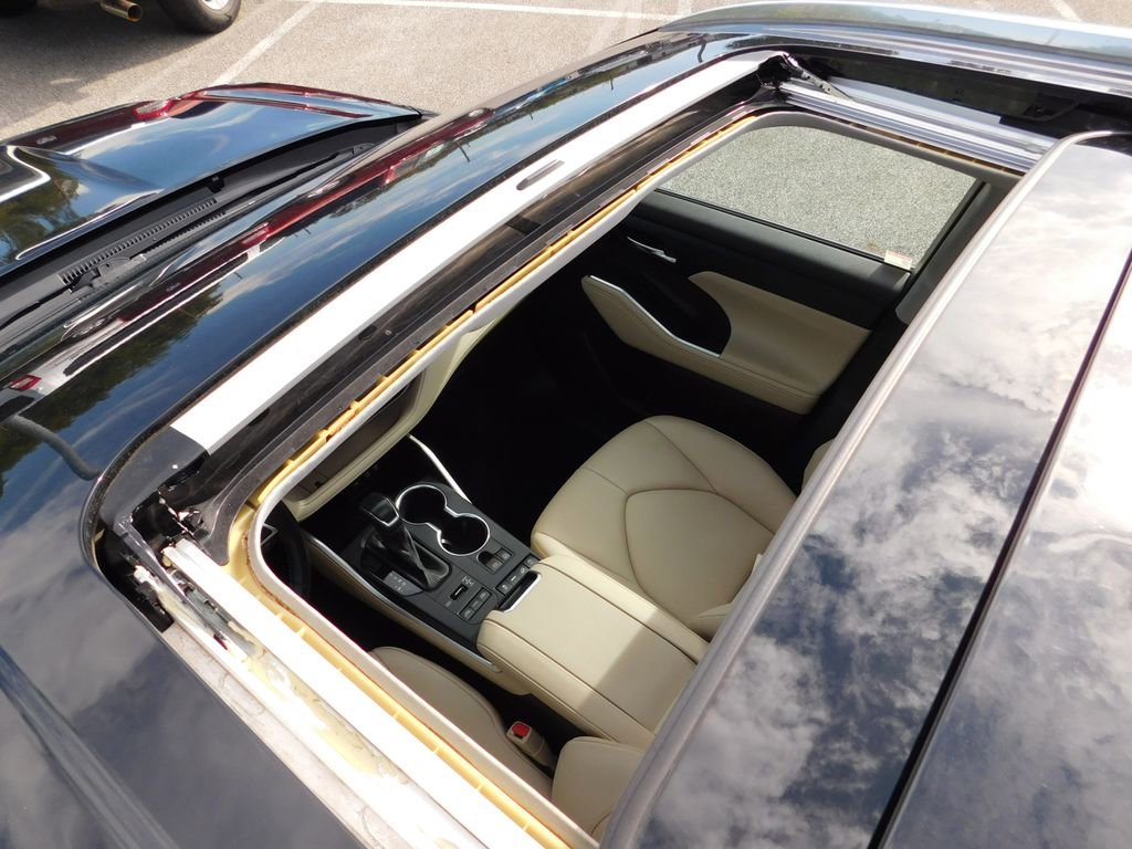 Used 2020 Toyota Highlander XLE image 11