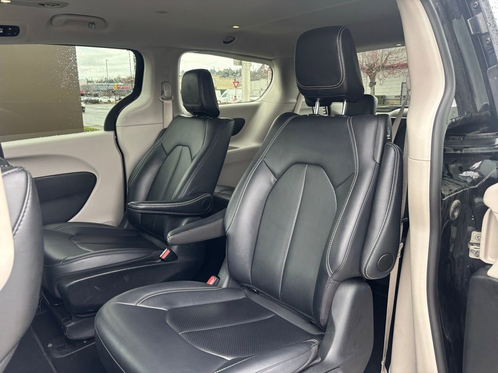 Used 2024 Chrysler Pacifica Select image 17