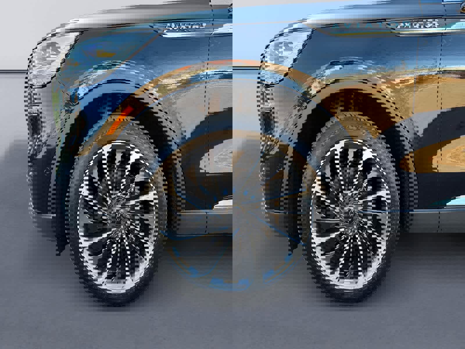 Used 2020 Lincoln Aviator Reserve w/ Equipment Group 202A image 9