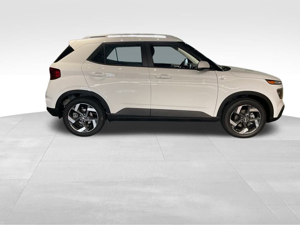 New 2025 Hyundai Venue SEL image 2