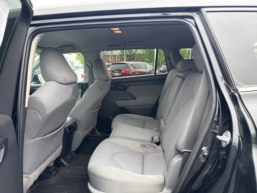 Used 2021 Toyota Highlander LE AWD/4WD image 7