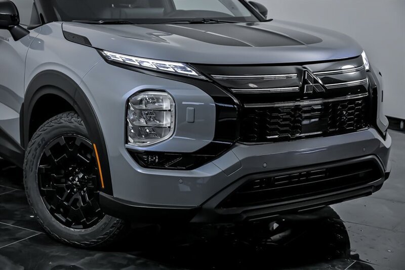 New 2025 Mitsubishi Outlander AWD image 2