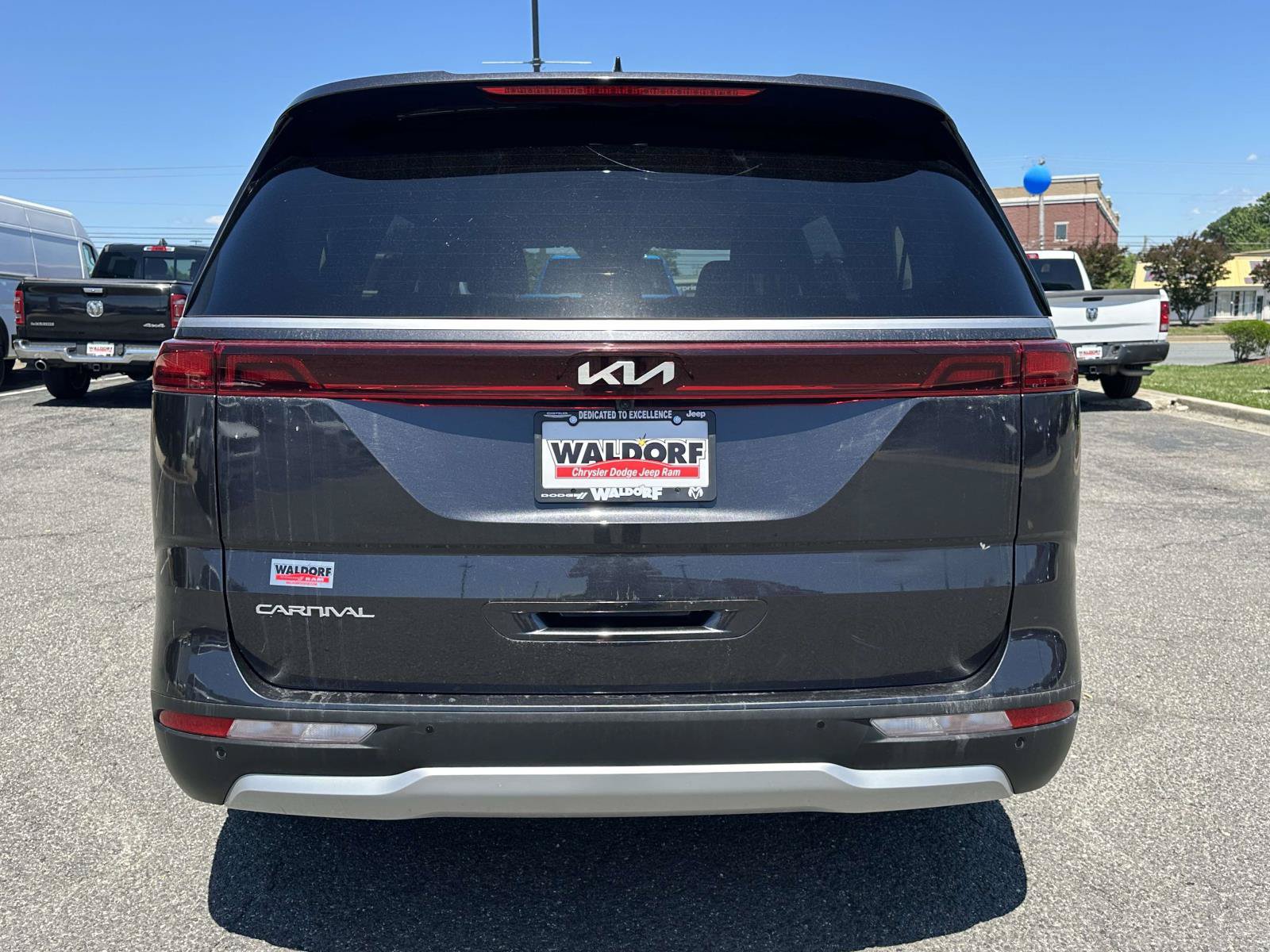 Used 2024 Kia Carnival EX FWD image 4