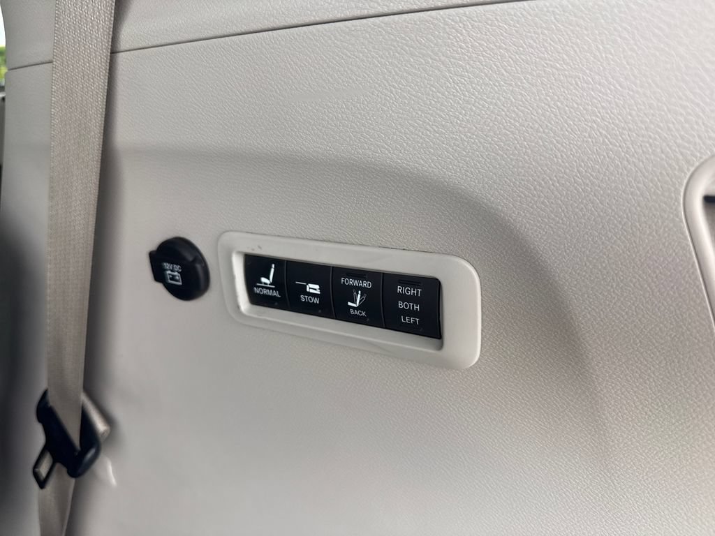 Used 2022 Chrysler Pacifica Limited FWD image 46