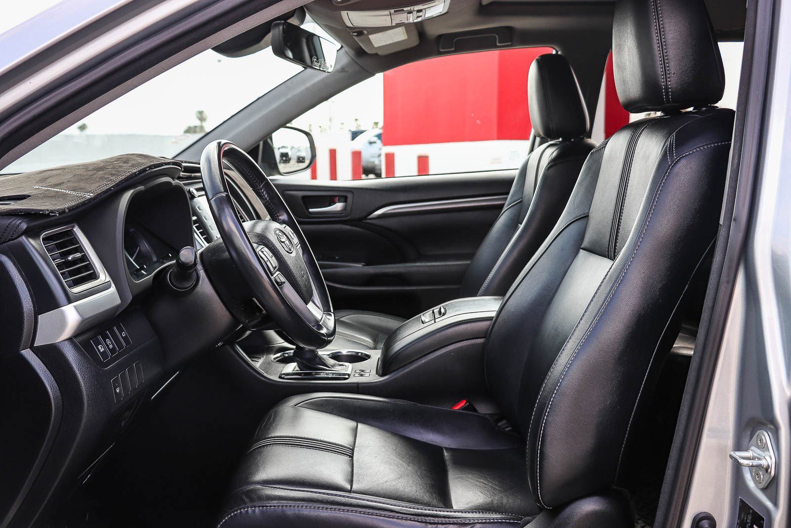 Certified 2017 Toyota Highlander SE w/ Carpet Mat Package image 17