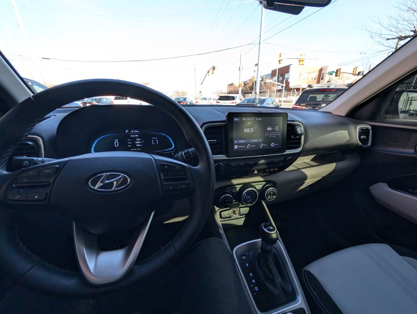 Used 2024 Hyundai Venue SEL FWD image 21