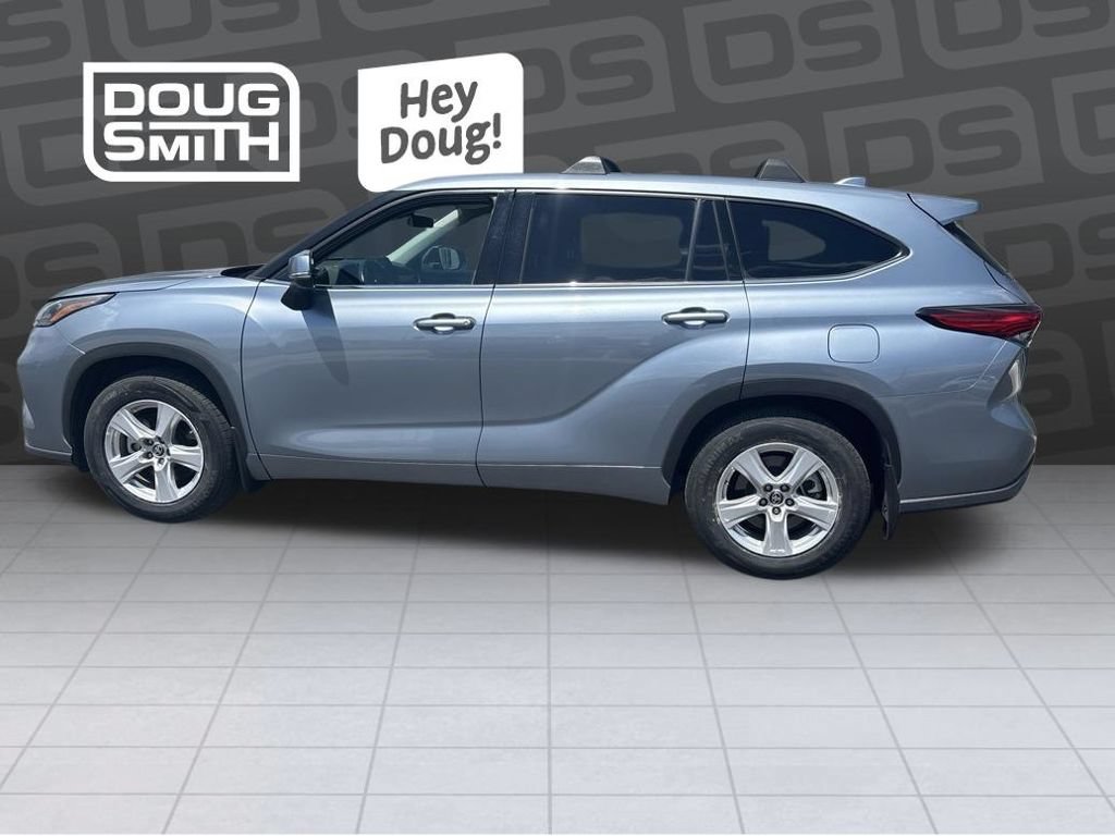 Used 2020 Toyota Highlander LE AWD/4WD image 2