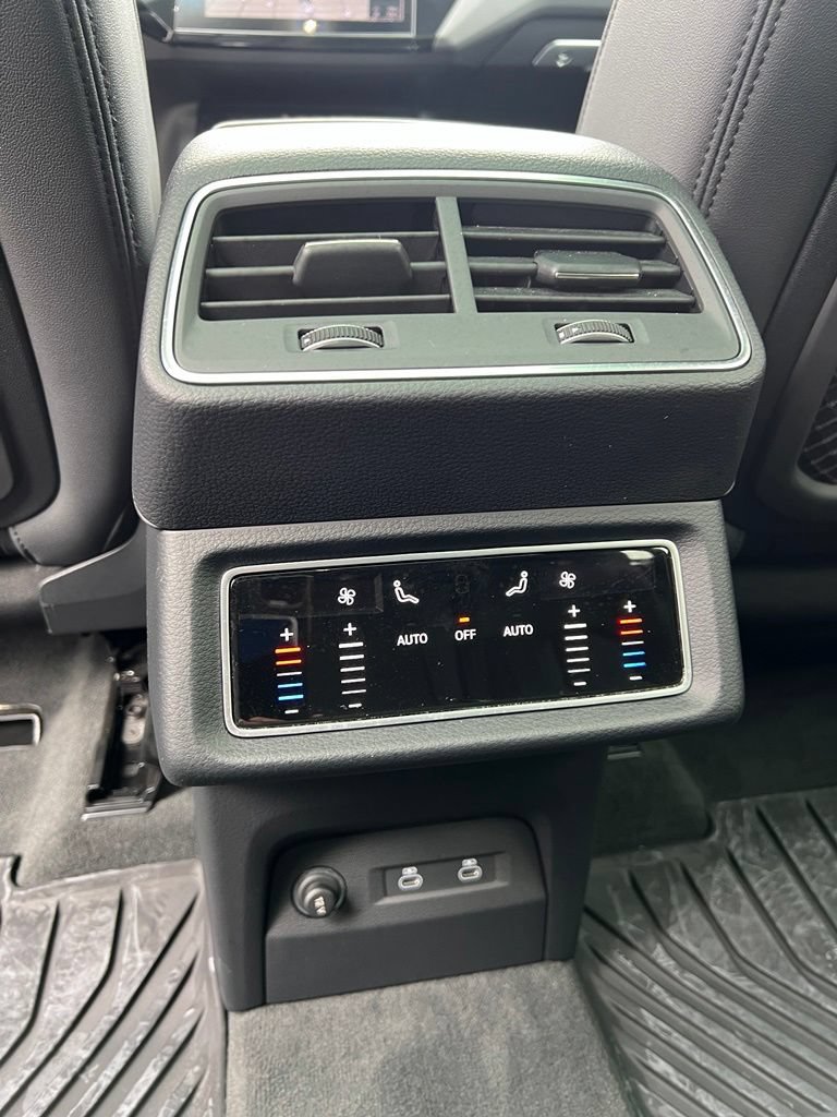 Used 2022 Audi e-tron Premium AWD/4WD image 18