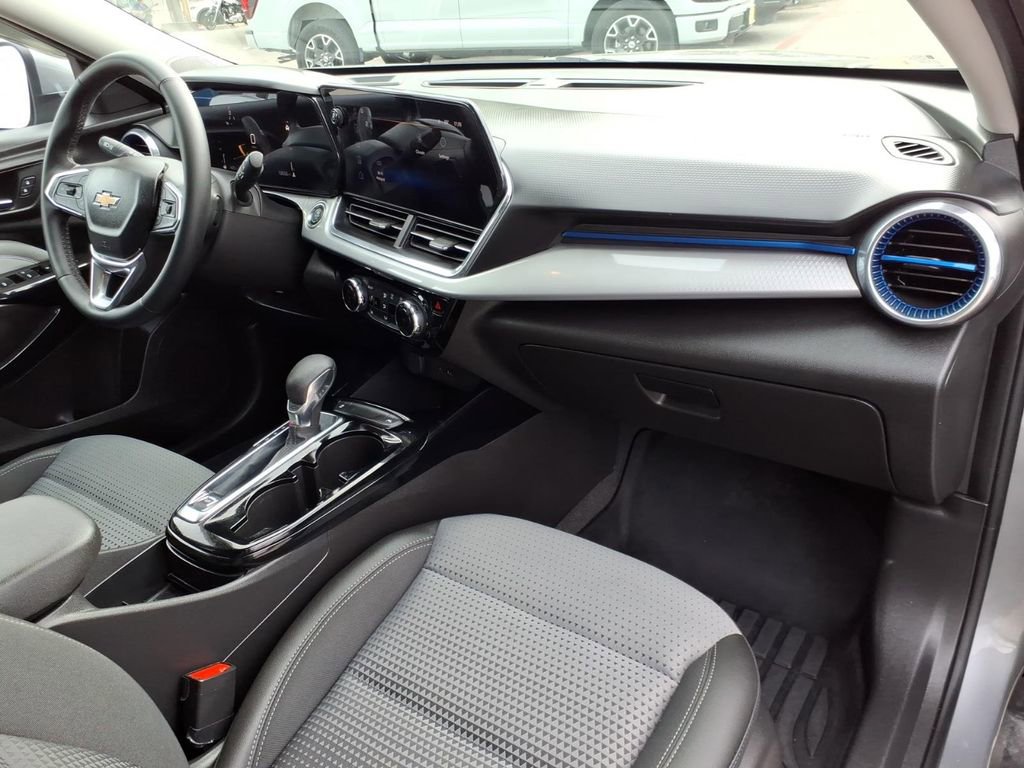 Used 2025 Chevrolet Trax LT w/ LT Convenience Package FWD image 4