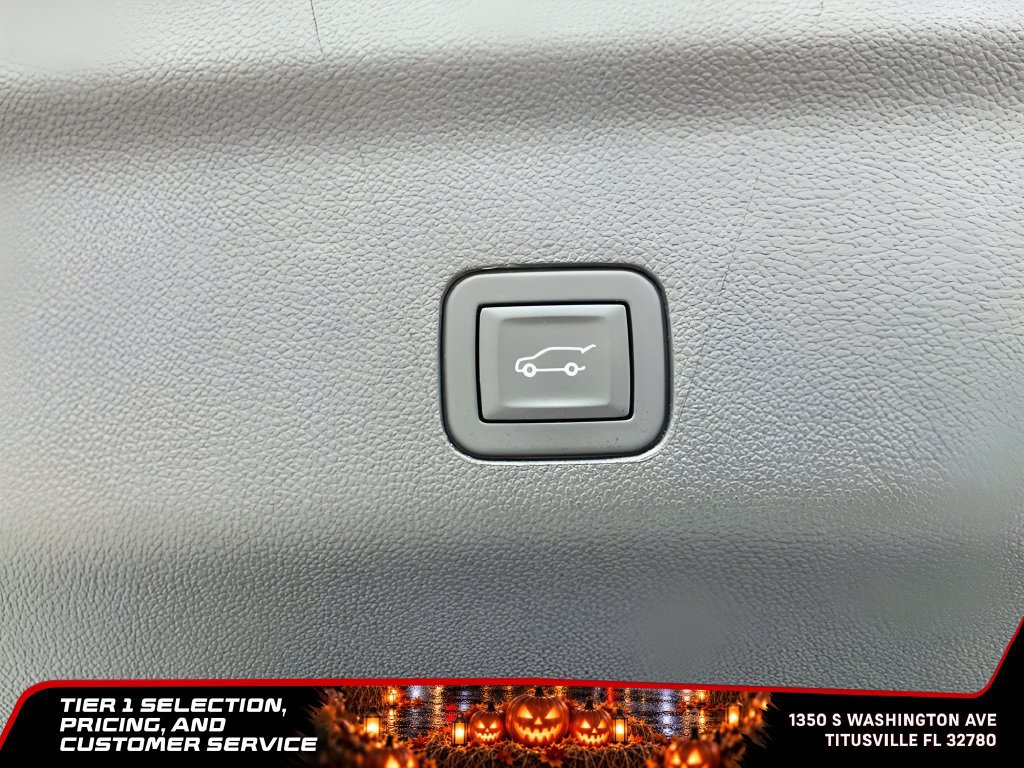 Used 2025 Chevrolet Suburban Premier RWD image 21