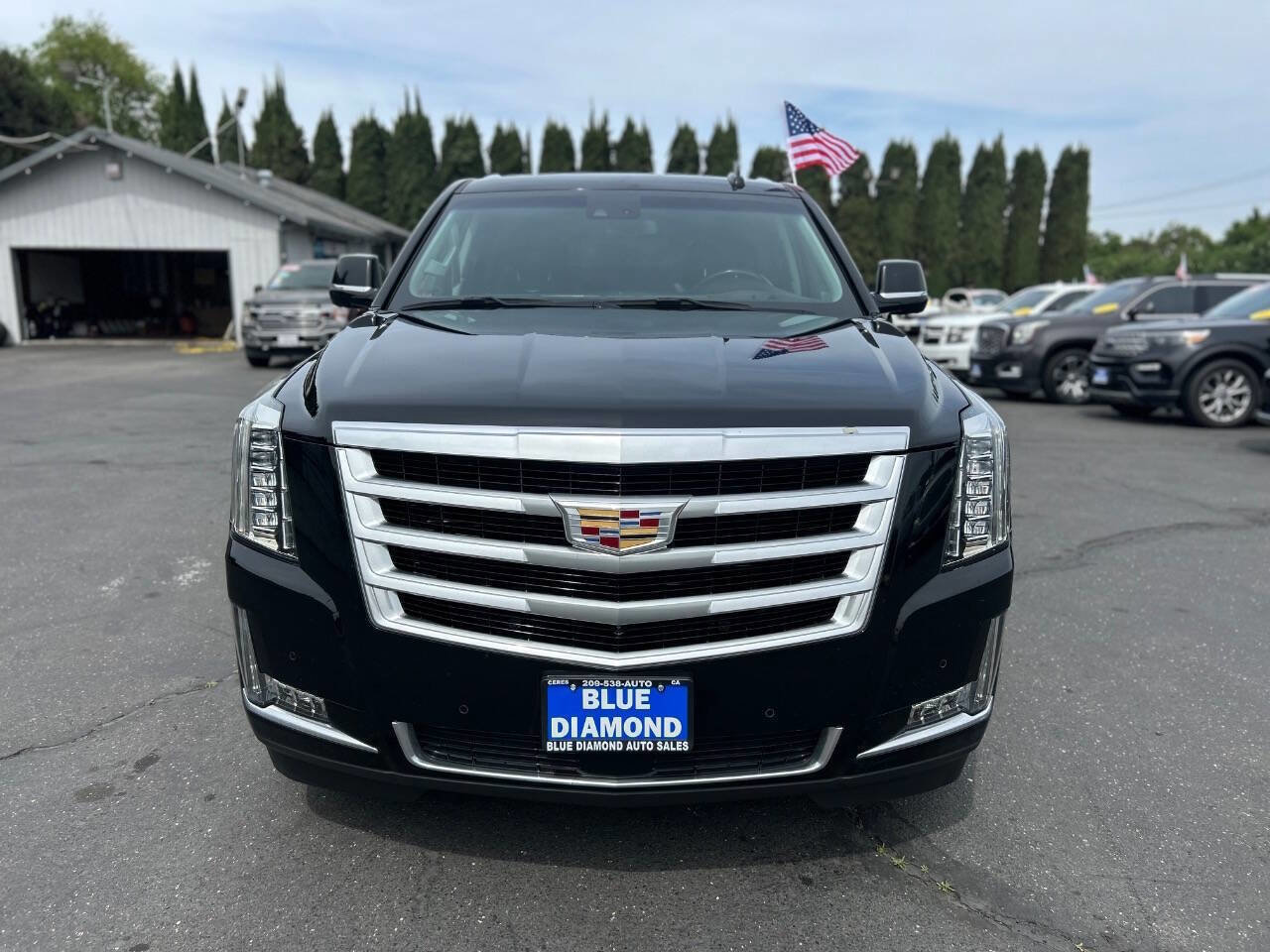 Used 2019 Cadillac Escalade Premium Luxury image 2