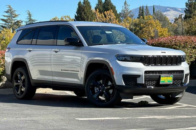 New 2025 Jeep Grand Cherokee L Laredo image 2