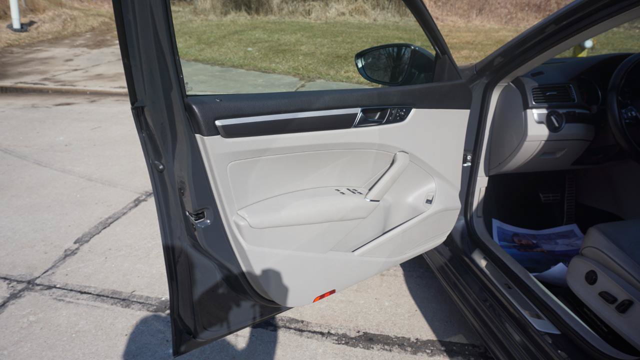 Used 2018 Volkswagen Passat 2.0T R-Line FWD image 23