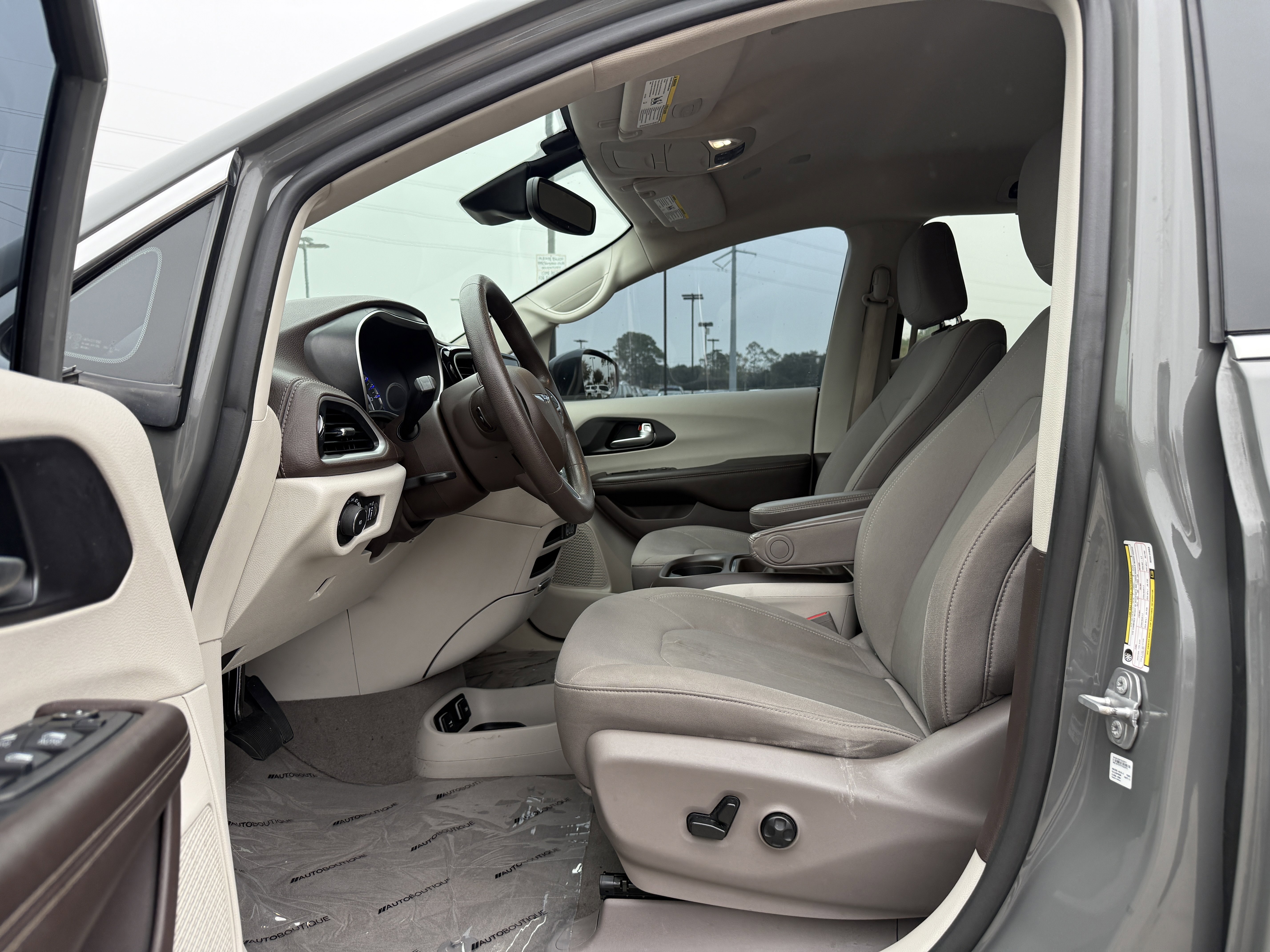 Used 2021 Chrysler Pacifica Touring image 28