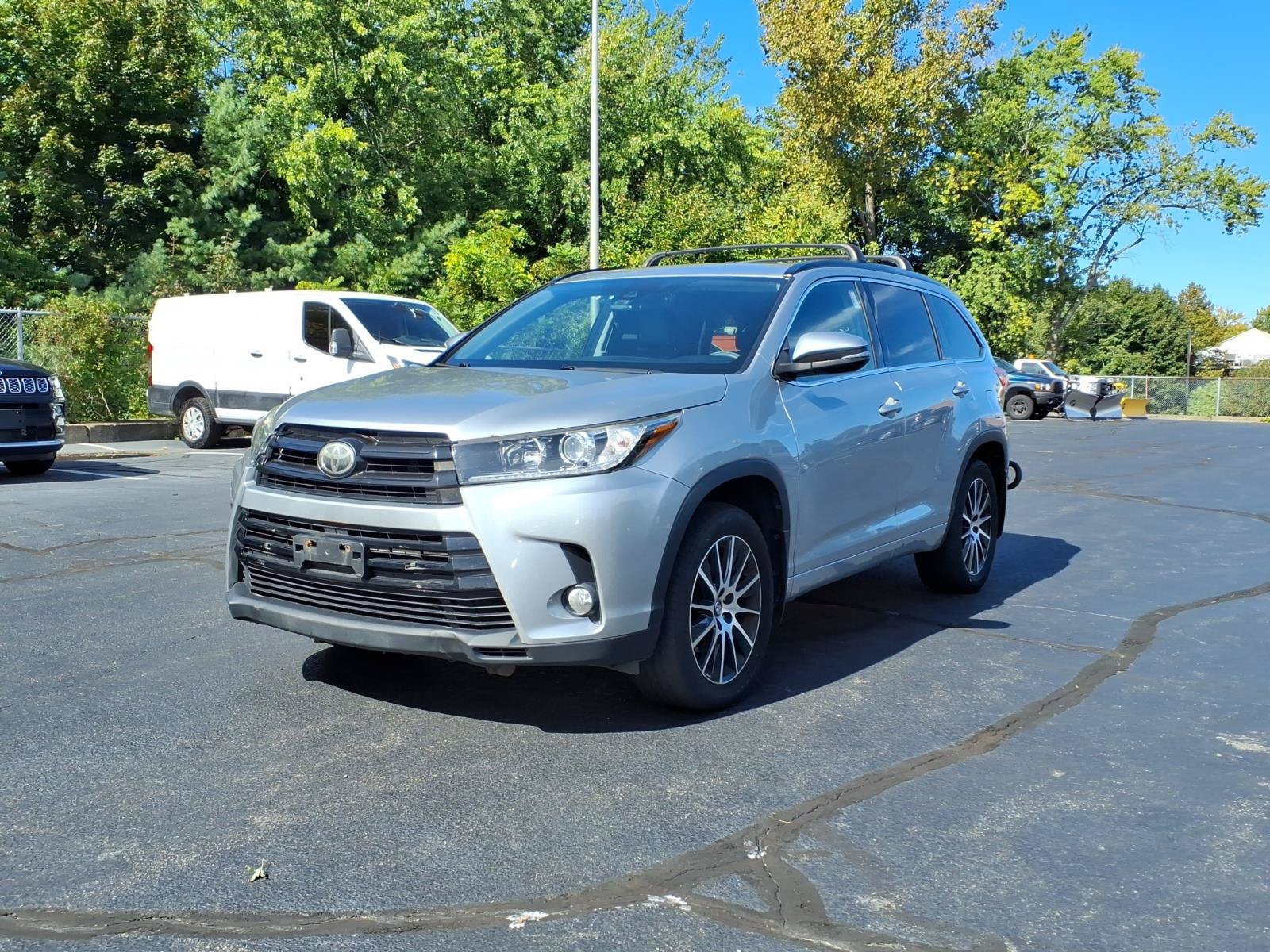 Used 2017 Toyota Highlander SE AWD/4WD image 3
