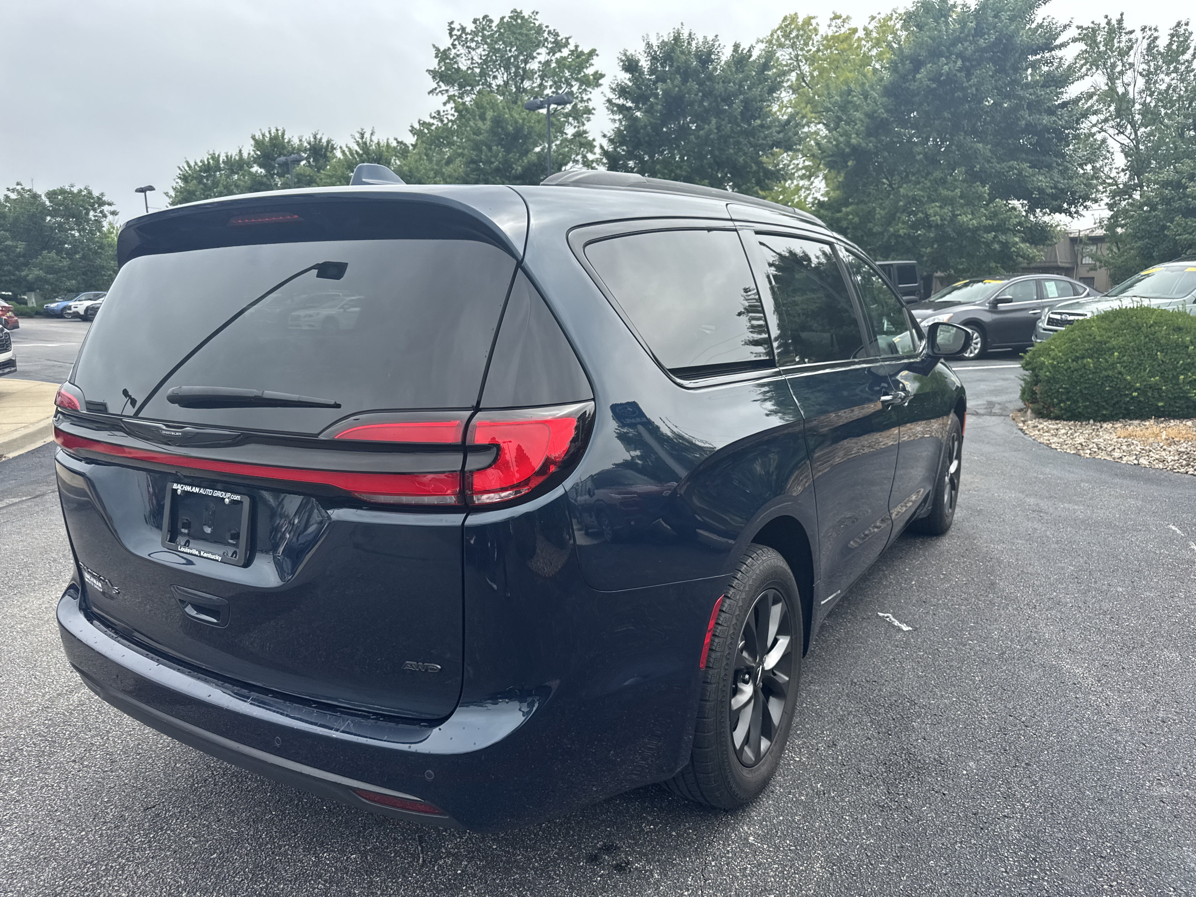 Used 2022 Chrysler Pacifica Touring-L w/ S Appearance Package AWD/4WD image 12