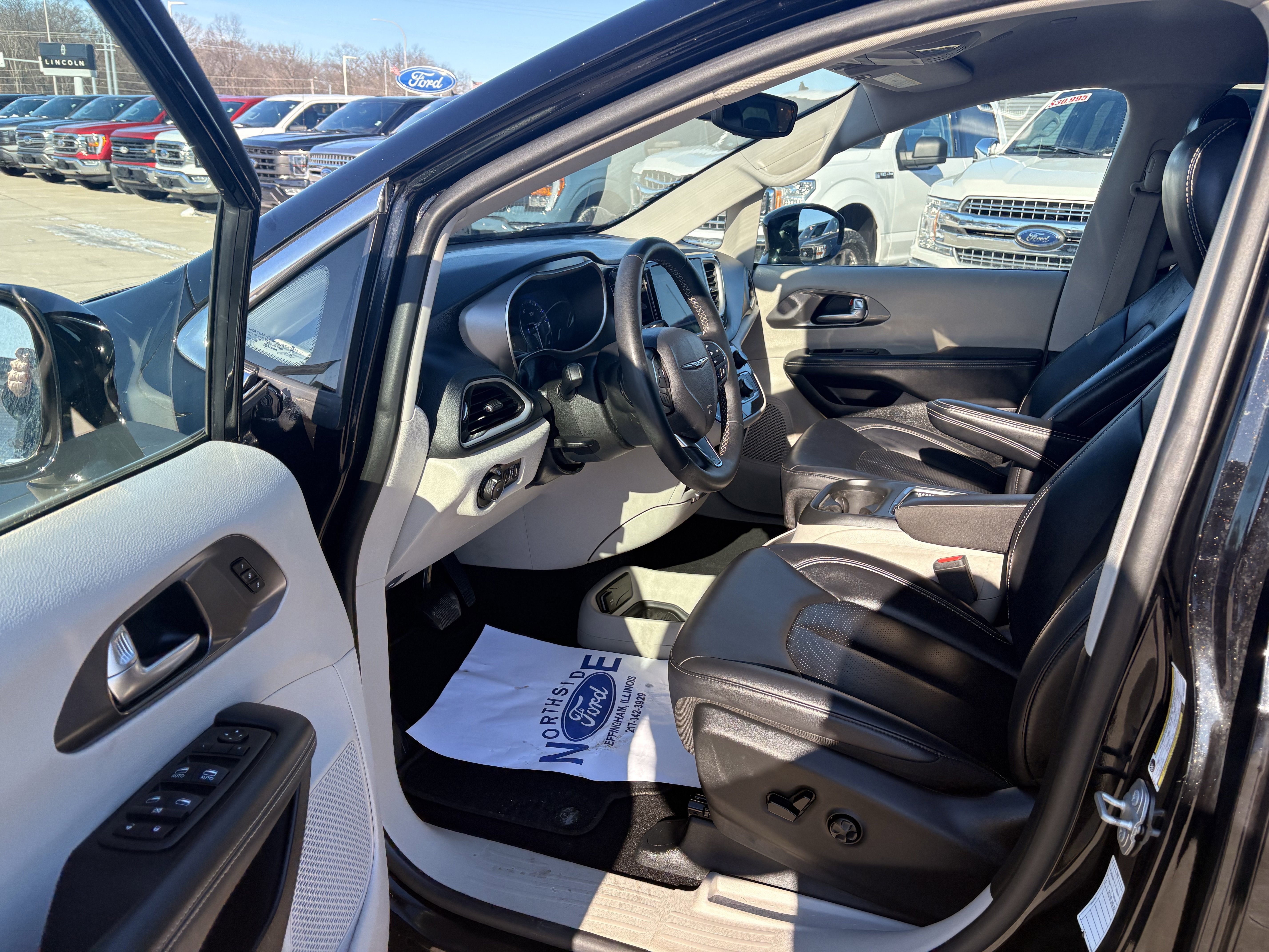 Used 2024 Chrysler Pacifica Touring-L image 12