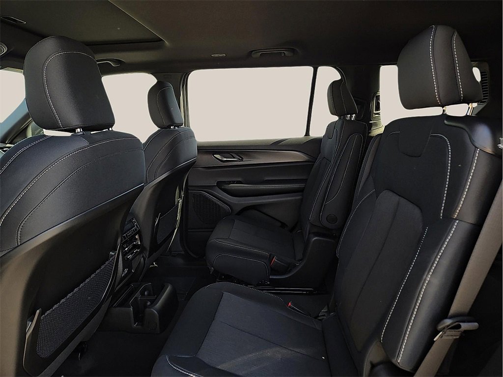 New 2025 Jeep Grand Cherokee L Laredo image 10