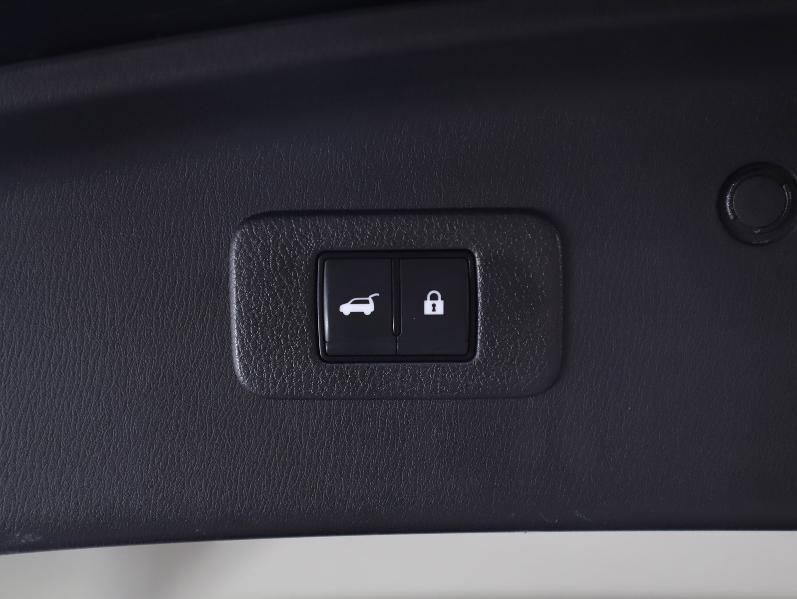 Used 2023 Nissan Armada SL w/ Captain's Chairs Package image 19