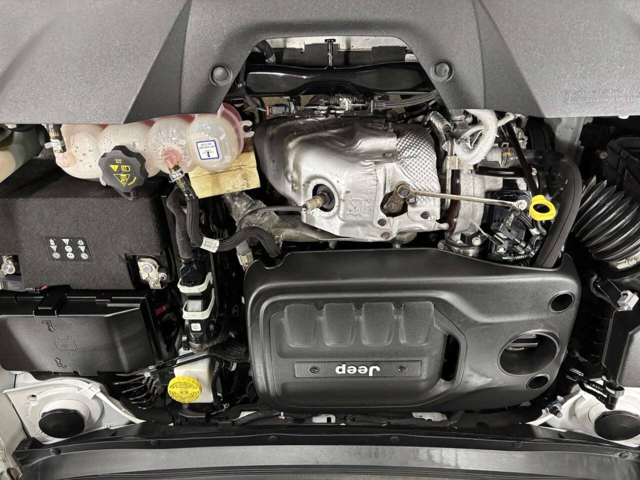 Used 2019 Jeep Cherokee Trailhawk w/ Cold Weather Group AWD/4WD image 11