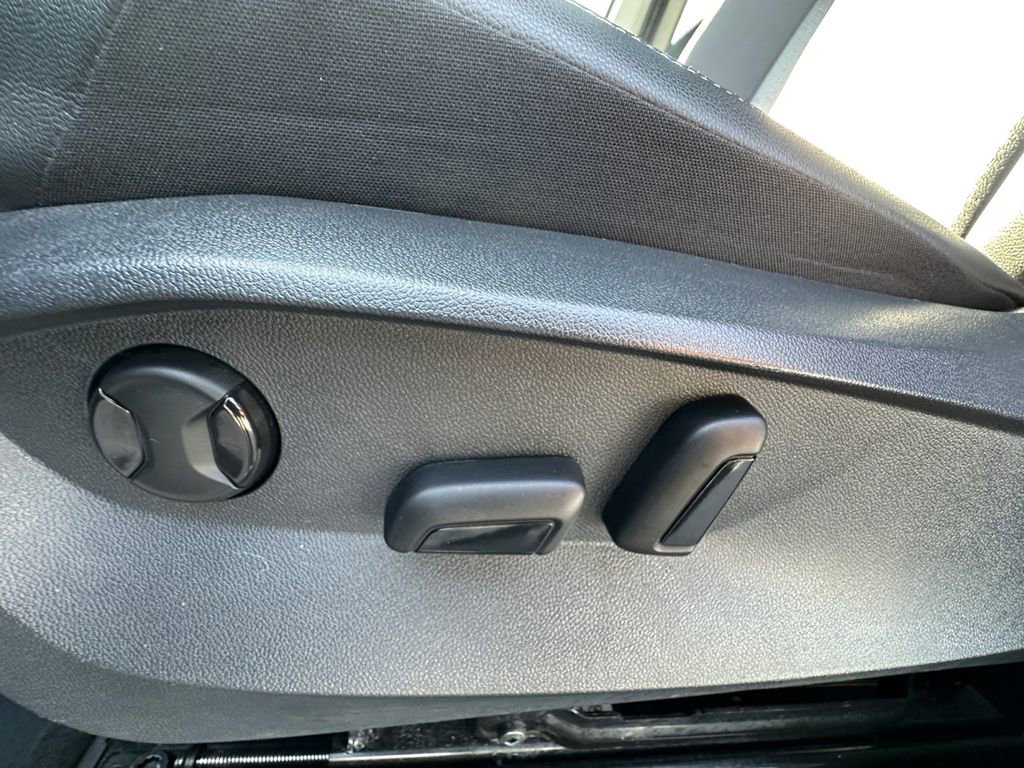 Used 2024 Volkswagen Tiguan SE image 10