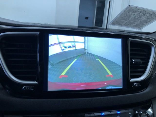 Used 2025 Chrysler Pacifica Select image 29