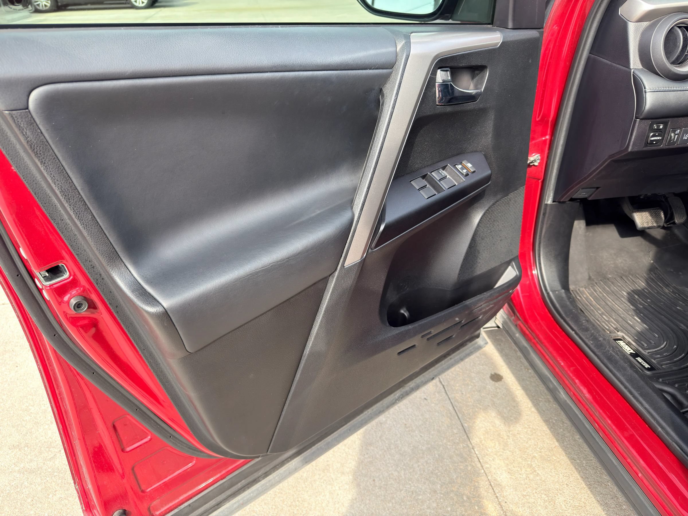 Used 2018 Toyota RAV4 XLE FWD image 24
