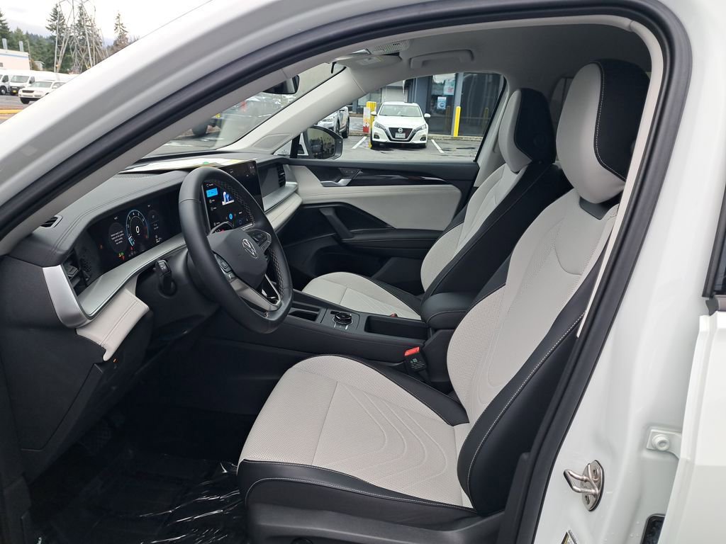 Used 2025 Volkswagen Tiguan SE image 12