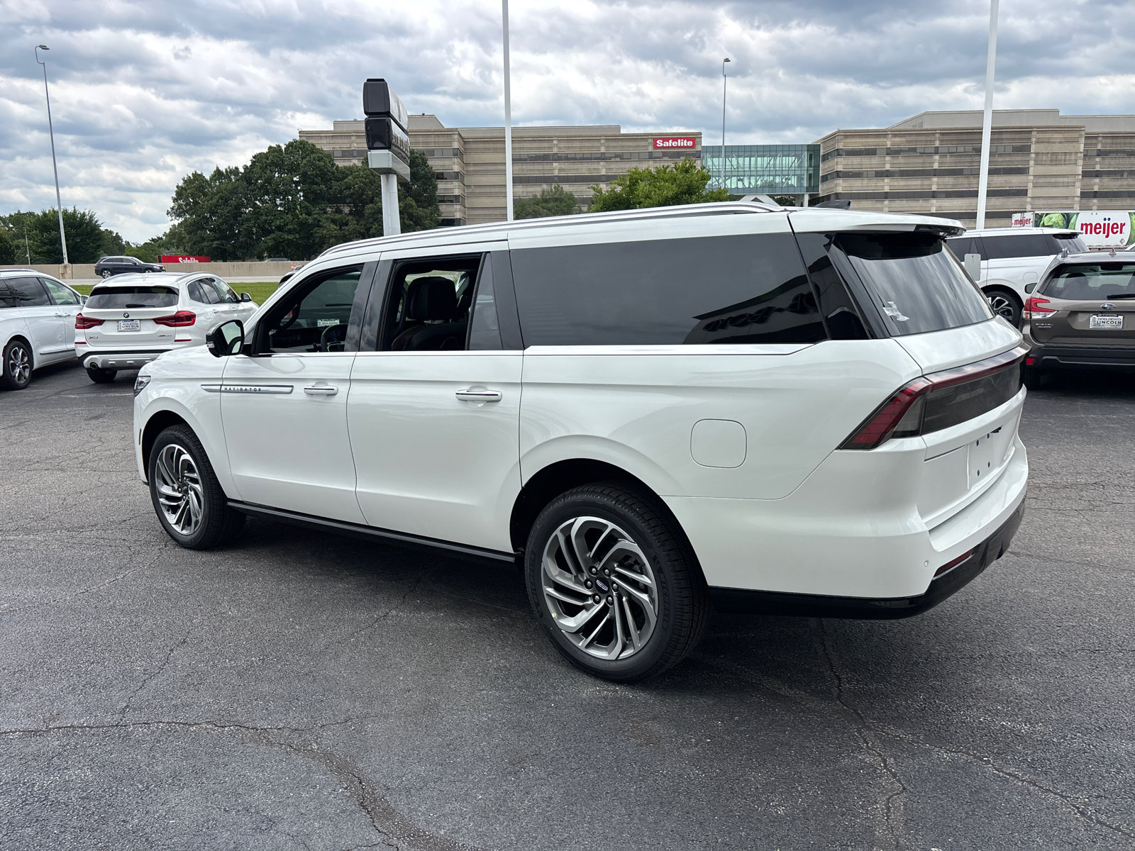New 2026 Lincoln Navigator L Reserve AWD/4WD image 5