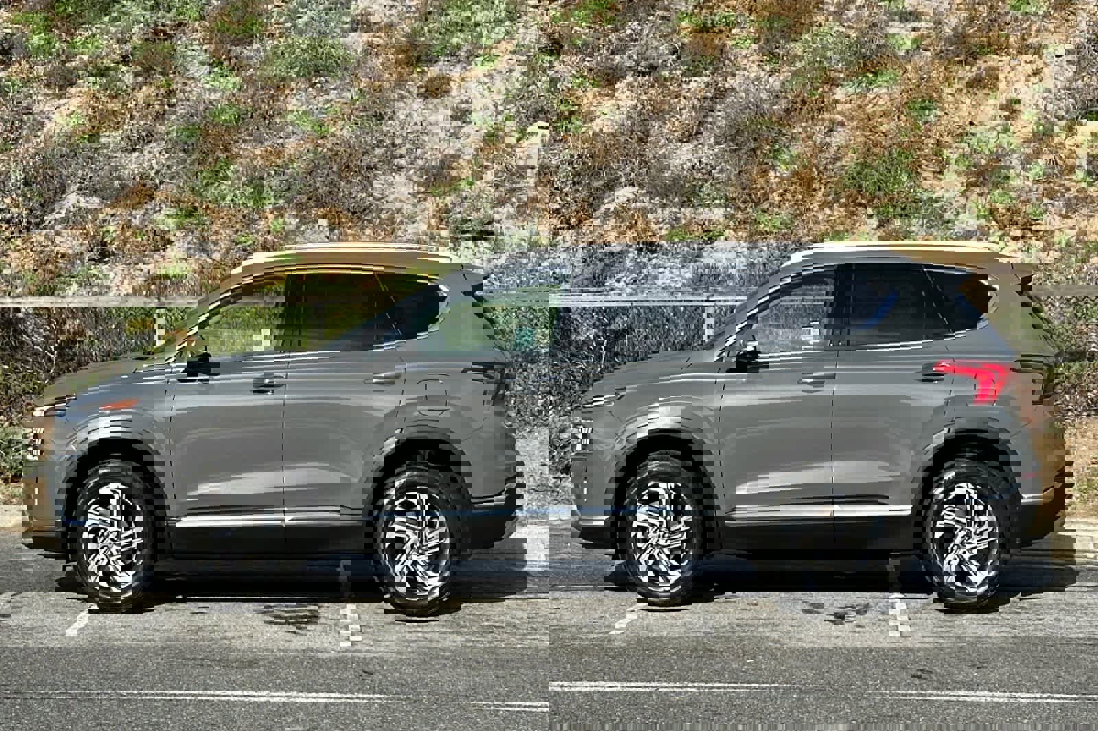 Used 2023 Hyundai Santa Fe SEL w/ Premium Package image 9