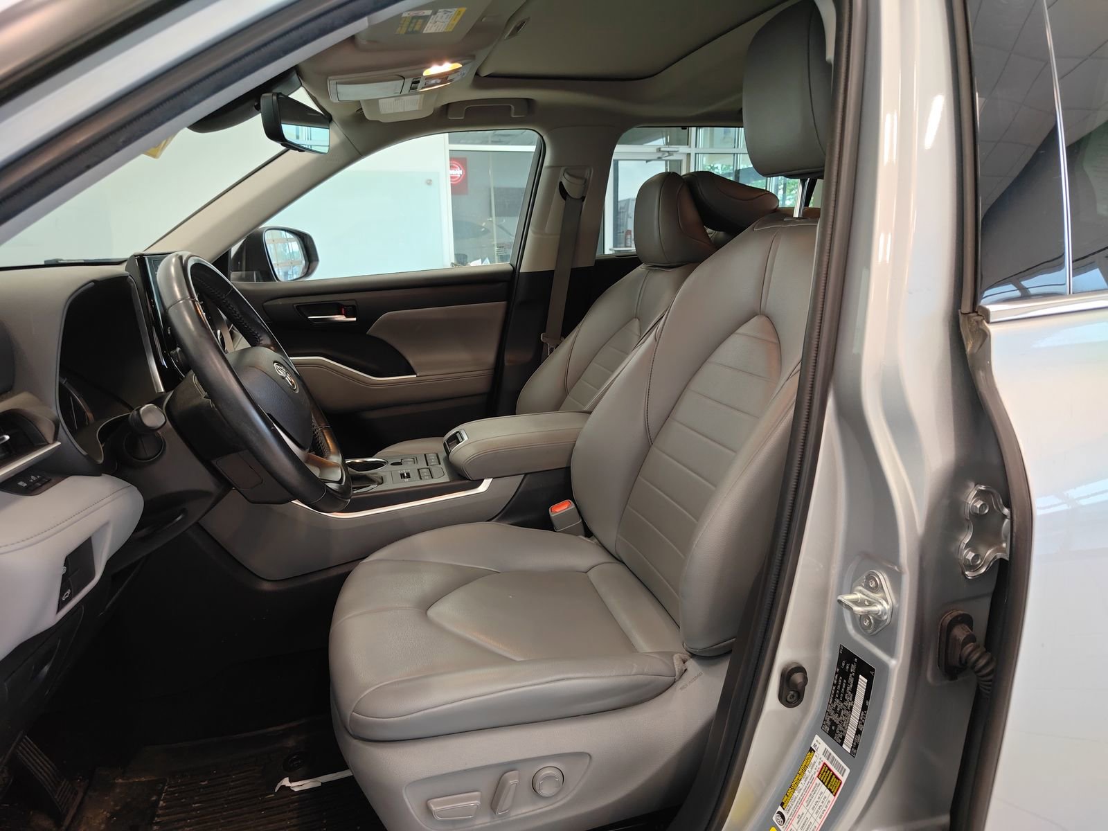 Used 2022 Toyota Highlander XLE image 11