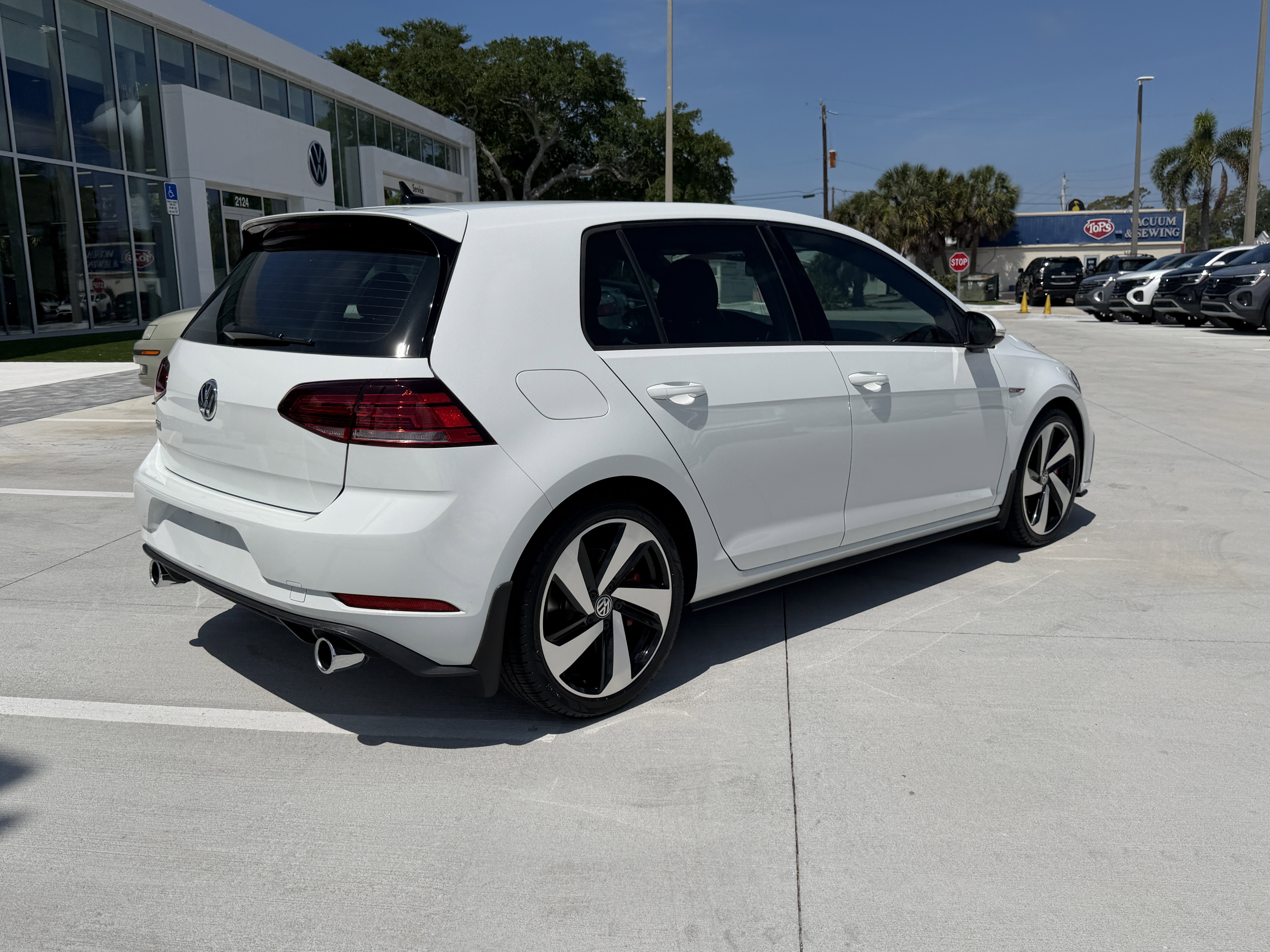 Used 2018 Volkswagen GTI SE FWD image 3