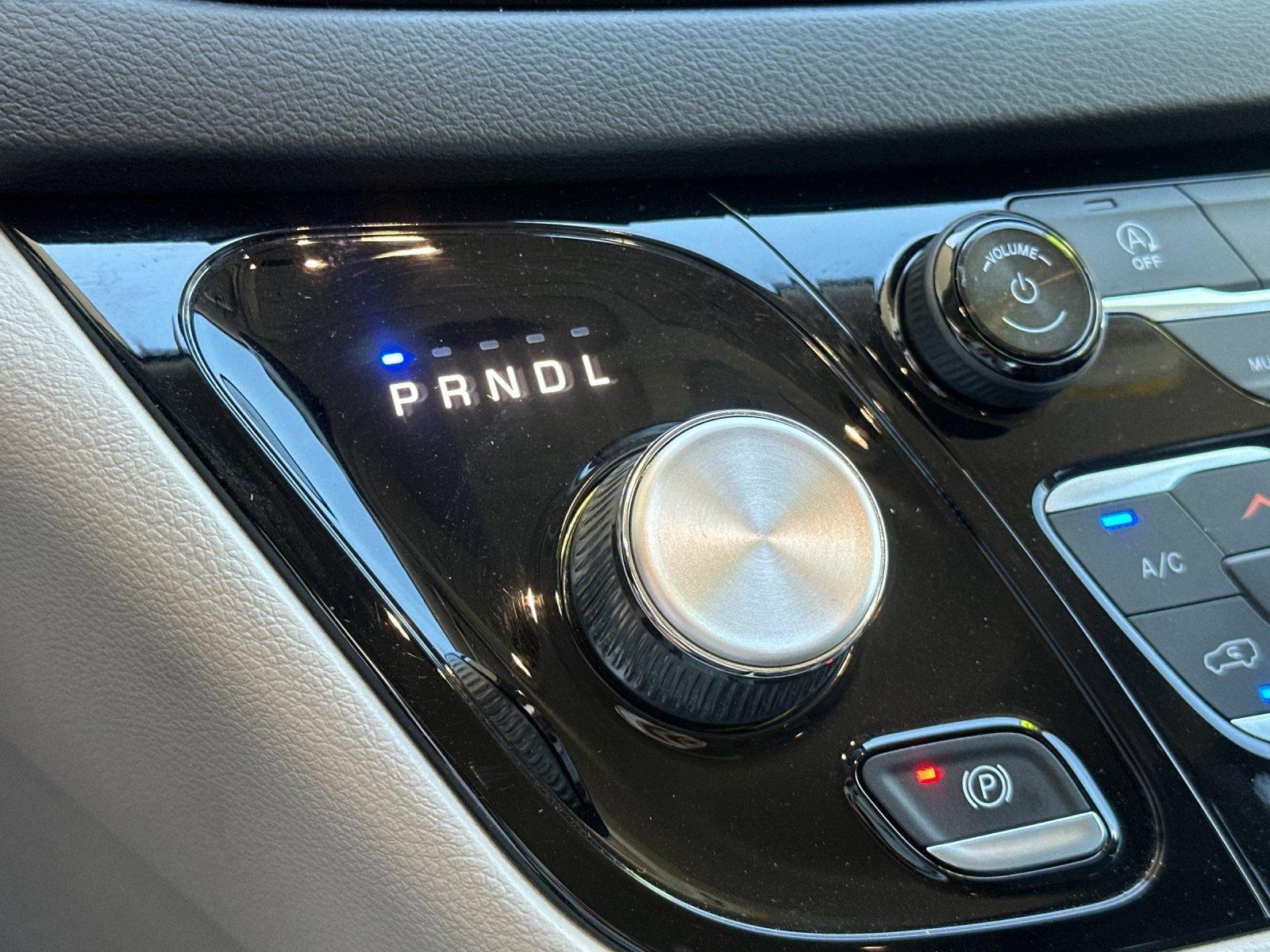 Used 2019 Chrysler Pacifica Touring Plus w/ Tire & Wheel Group FWD image 22