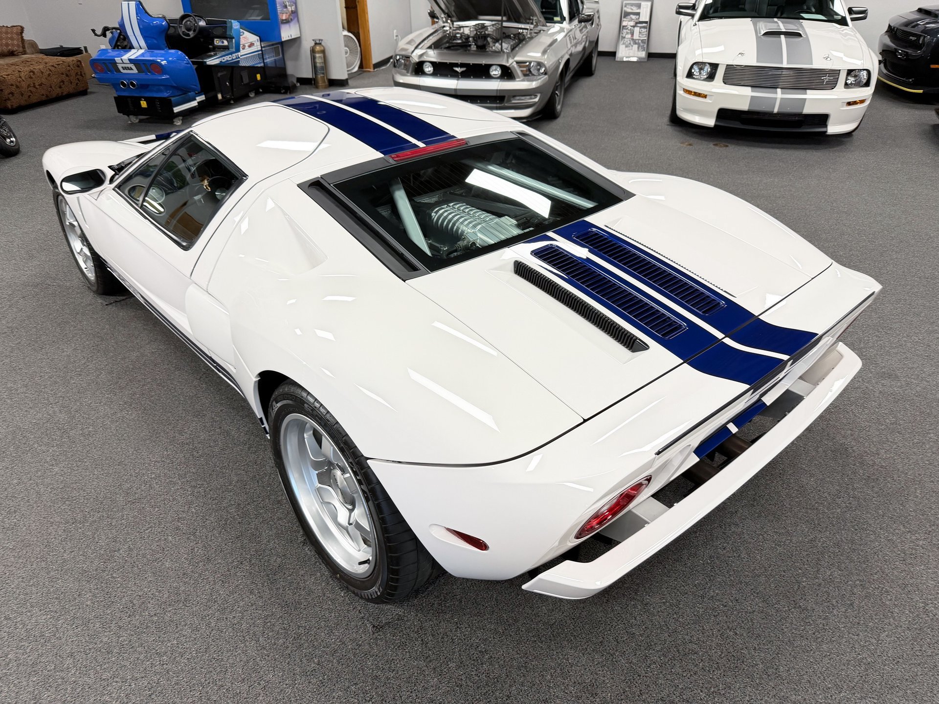 Used 2005 Ford GT RWD image 40