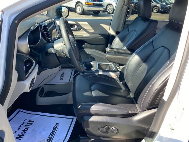 Used 2024 Chrysler Pacifica Touring-L image 14