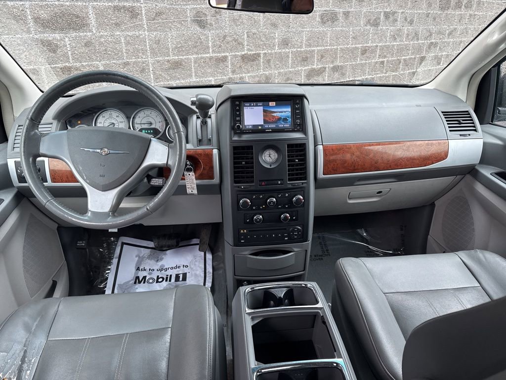 Used 2008 Chrysler Town & Country Touring image 8