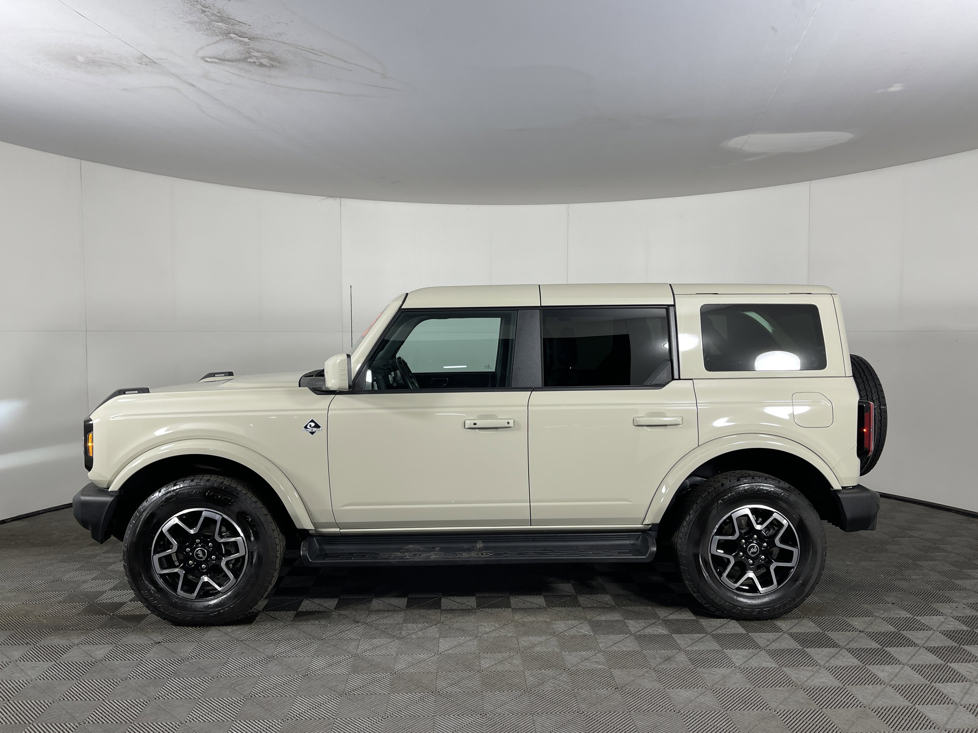 Used 2025 Ford Bronco Outer Banks image 3