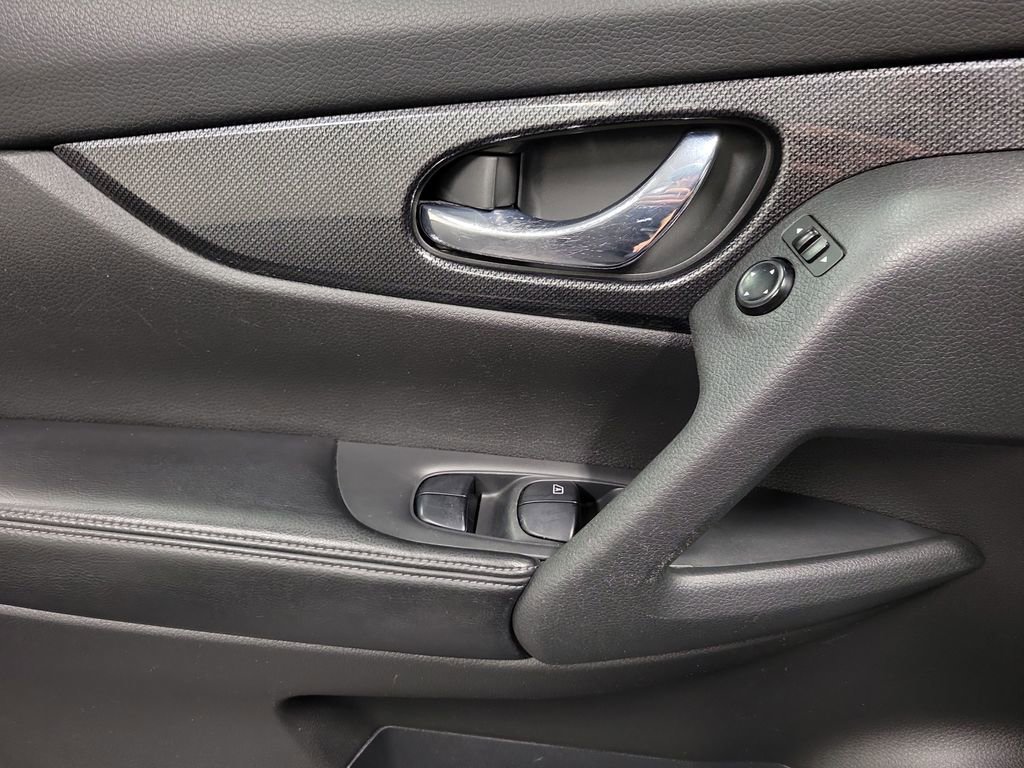 Used 2016 Nissan Rogue SL image 19