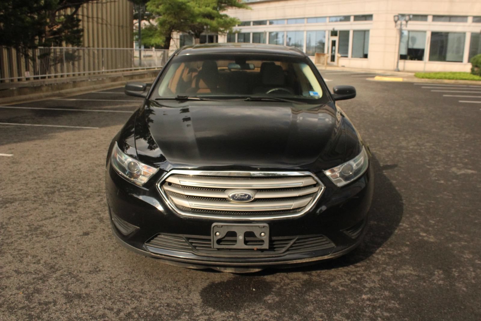 Used 2016 Ford Taurus SE FWD image 3
