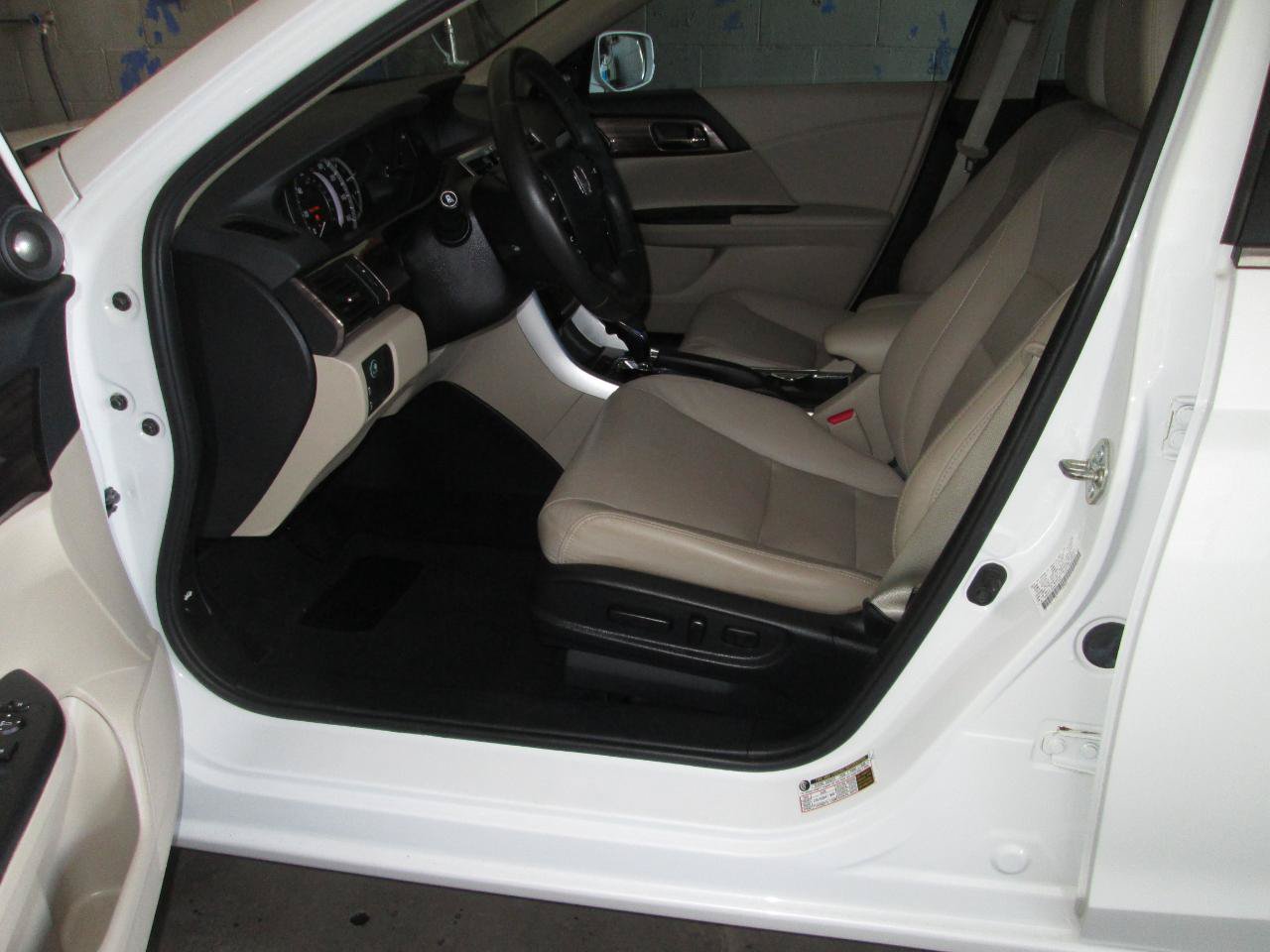Used 2017 Honda Accord EX-L image 19